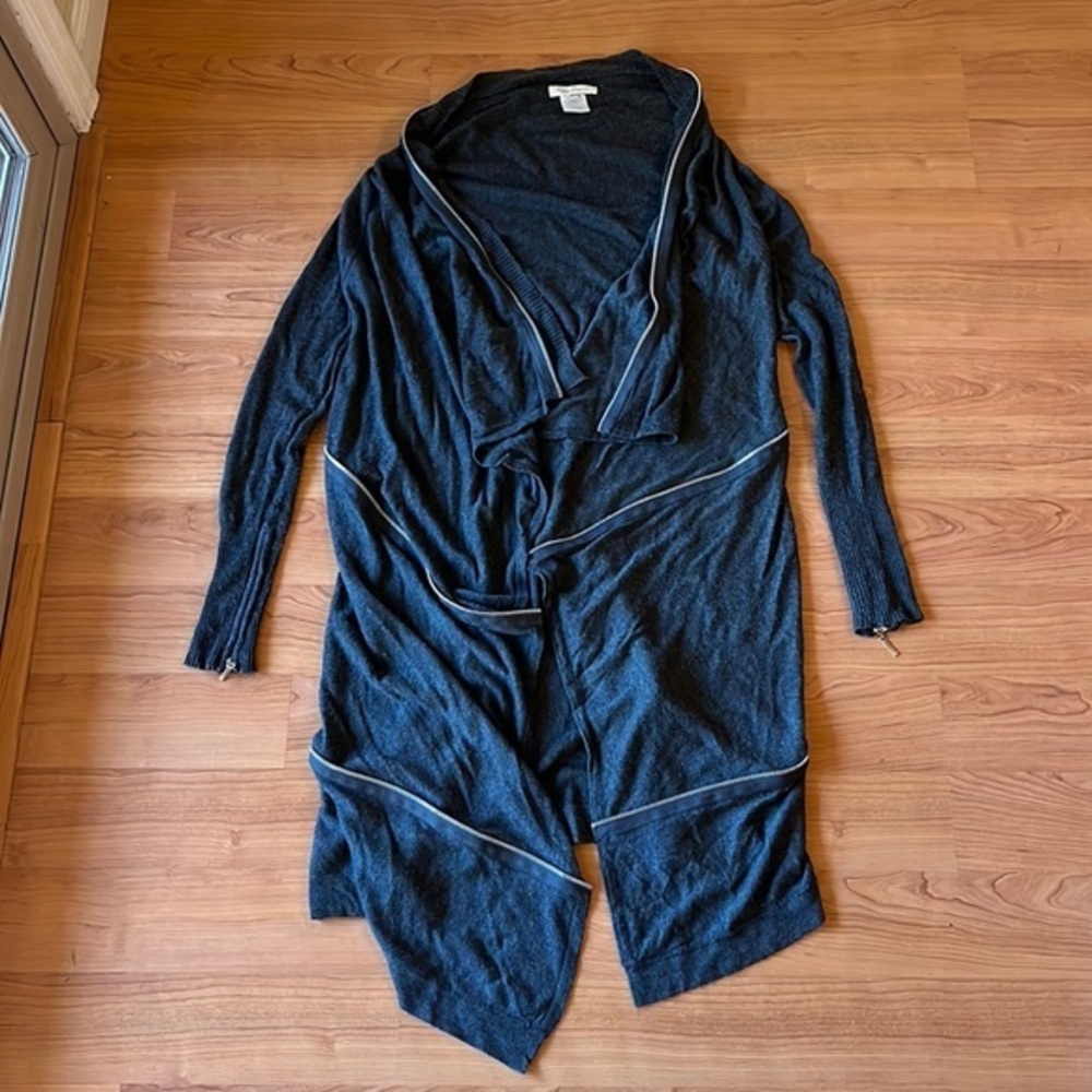 Streetwear Sweater in zipper design style.